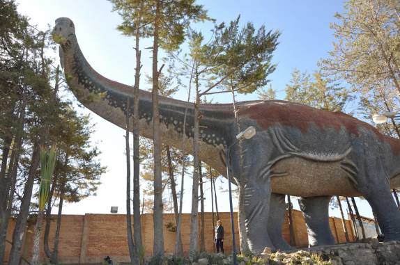 Próximo ao gigantesco Titanossauro, no Parque dos Dinossauros, em Sucre - Bolívia